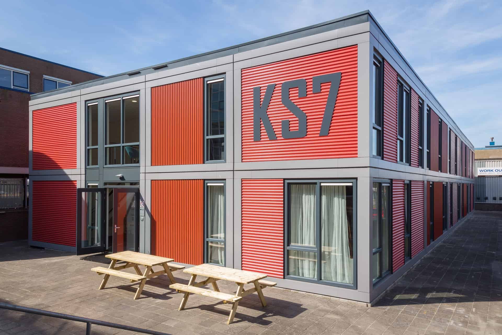 De rode studentenhuisvesting in IJmuiden van de buitenkant