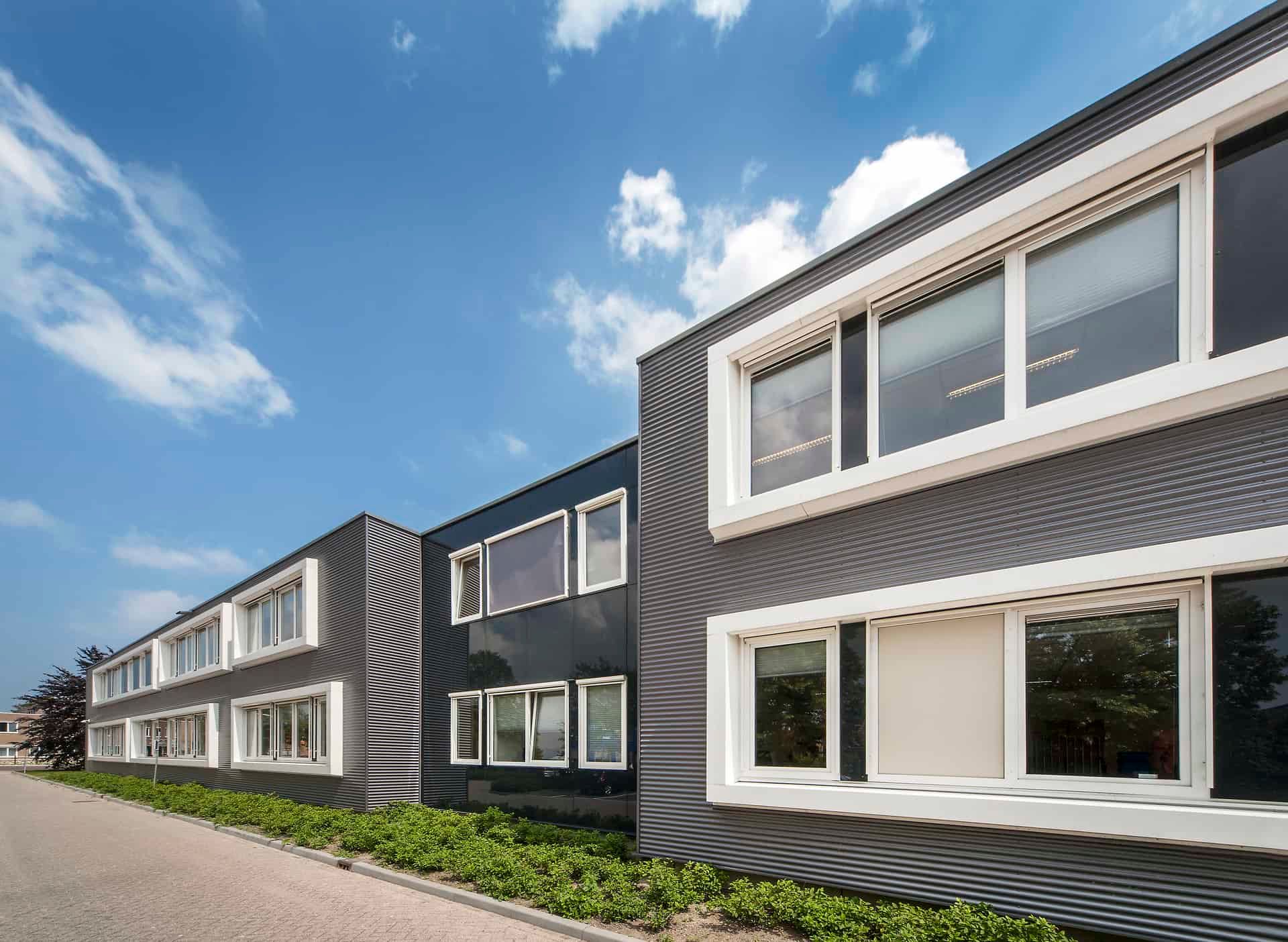 De zijkant van het tijdelijke gemeentehuis in Middelharnis