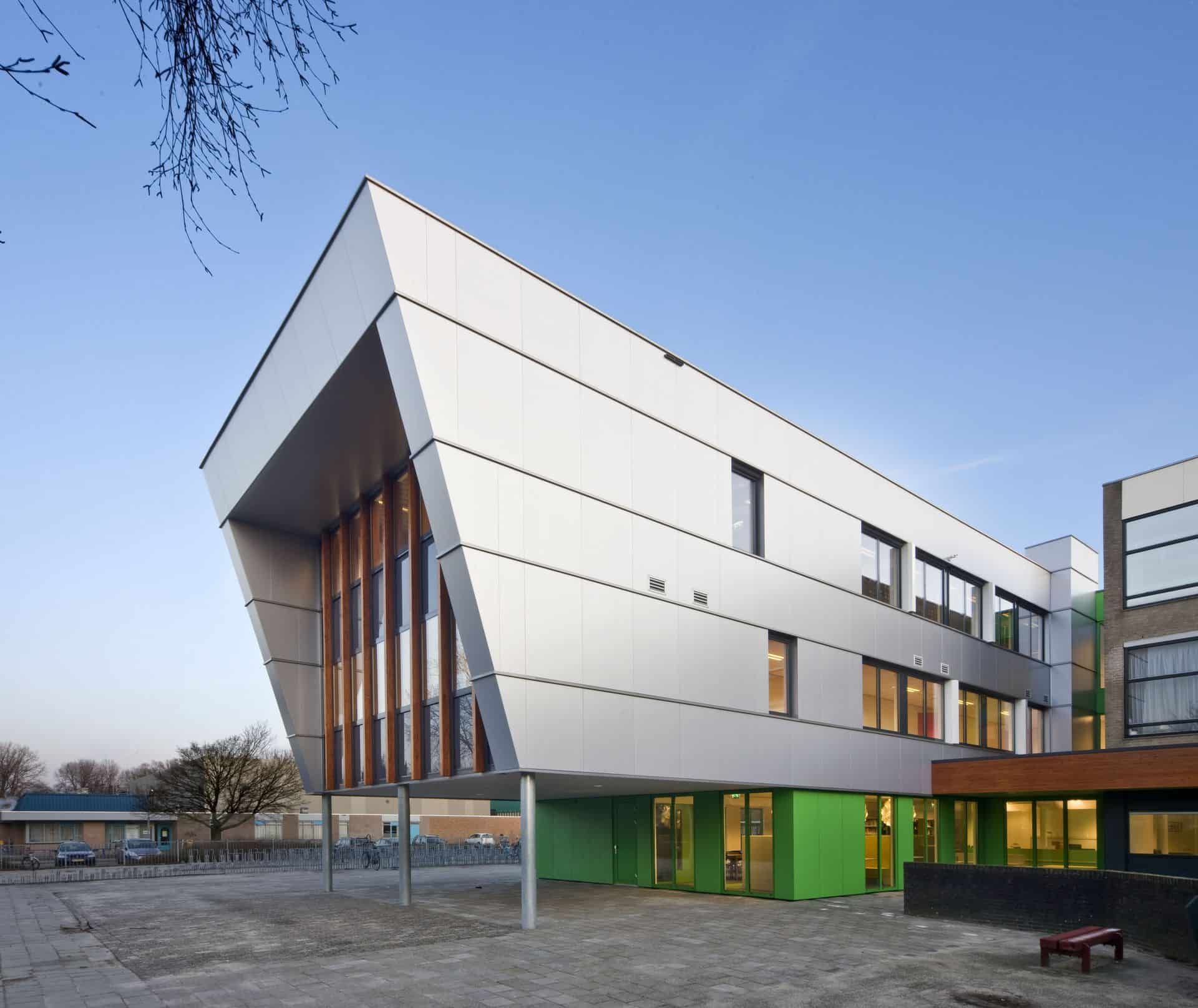 Grijs gebouw met een schuine voorkant en een groene onderkant van CSG Dingstede