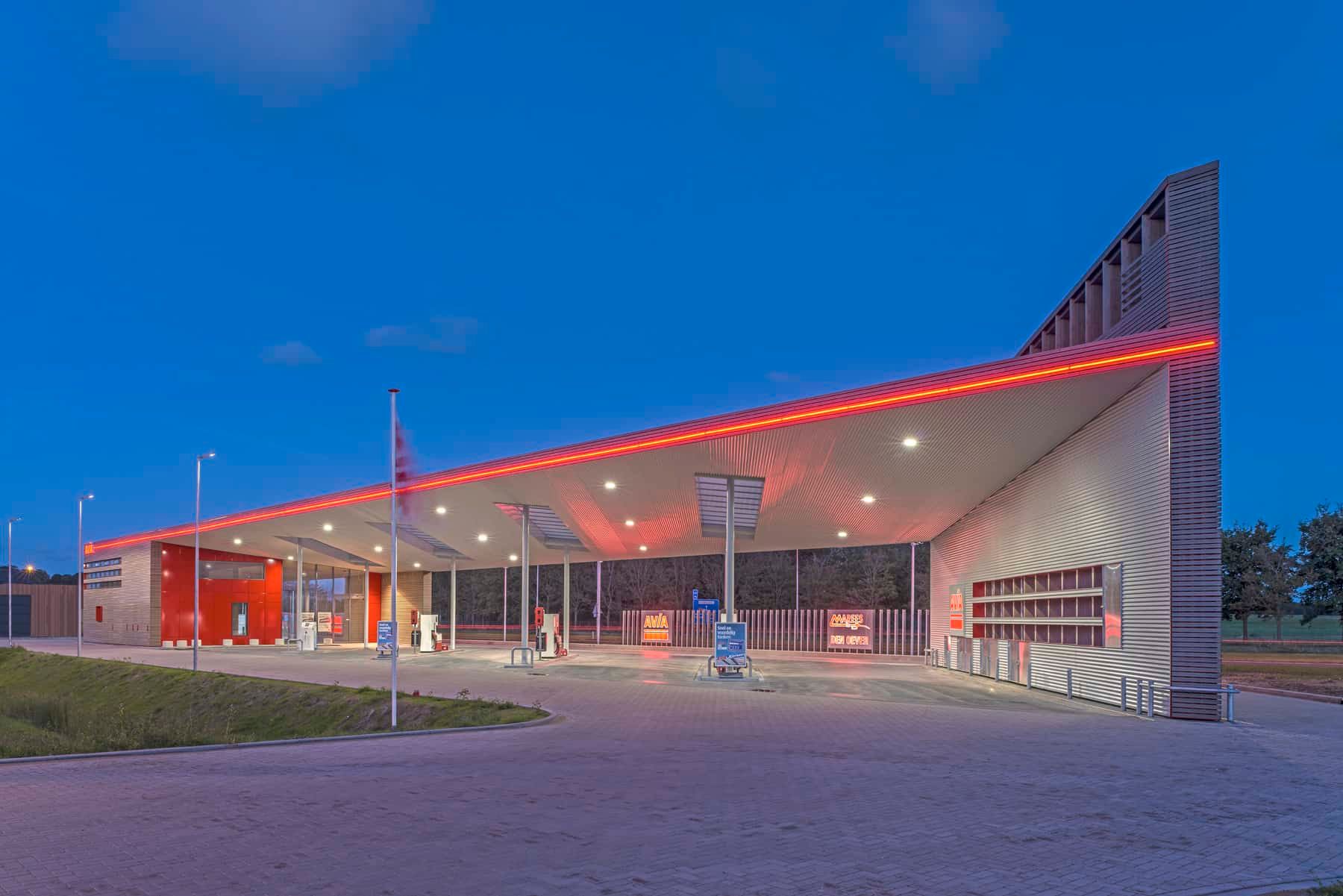 Belicht tankstation met rode en witte lichten