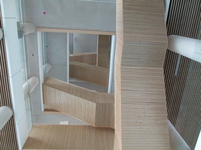 Houten trappen centrum met witte muren
