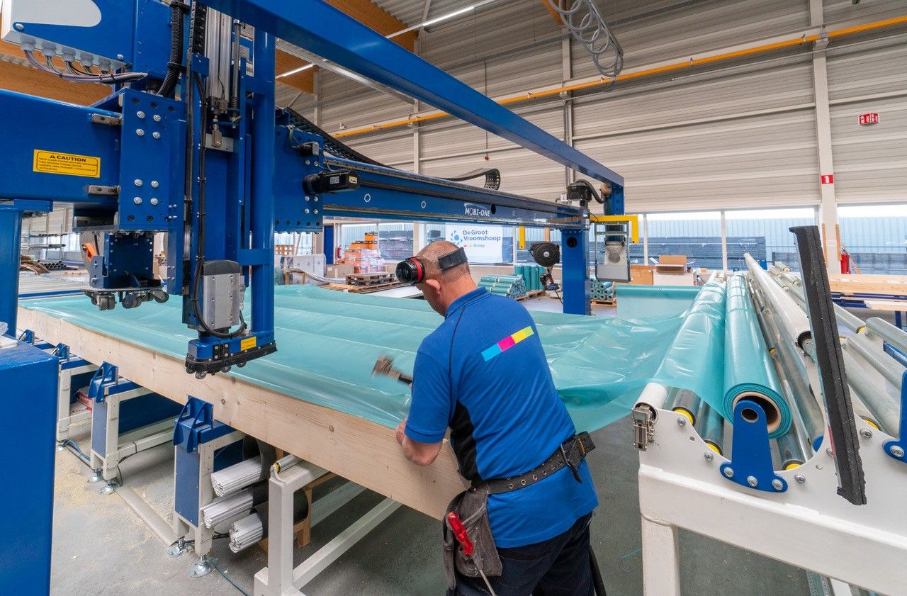 Man die voorbereidingen treft voor prefab elementen in fabriek