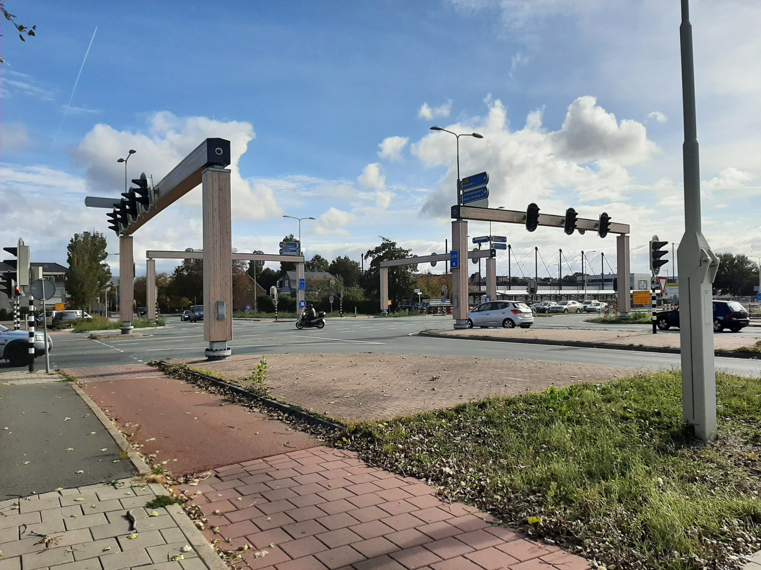 Wegportalen in de verte bij rood fietspad