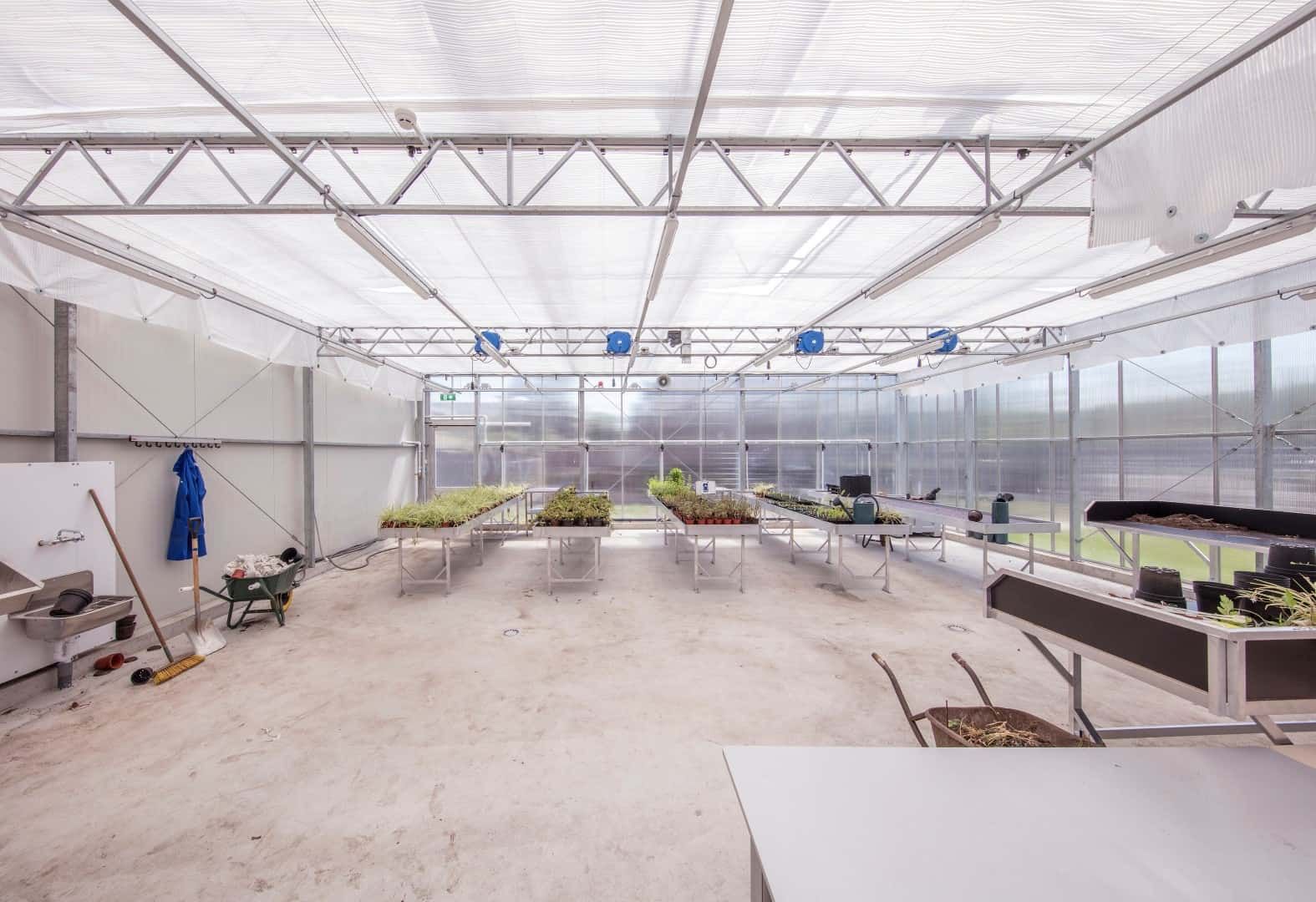 De kas van het Wellantcollege met bakken met planten