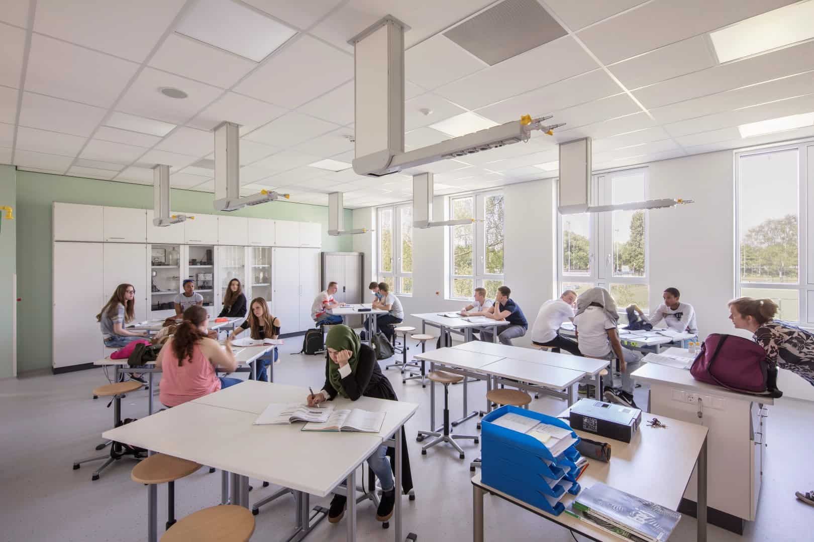 Klaslokaal van het Wellantcollege met een groene muur en leerlingen