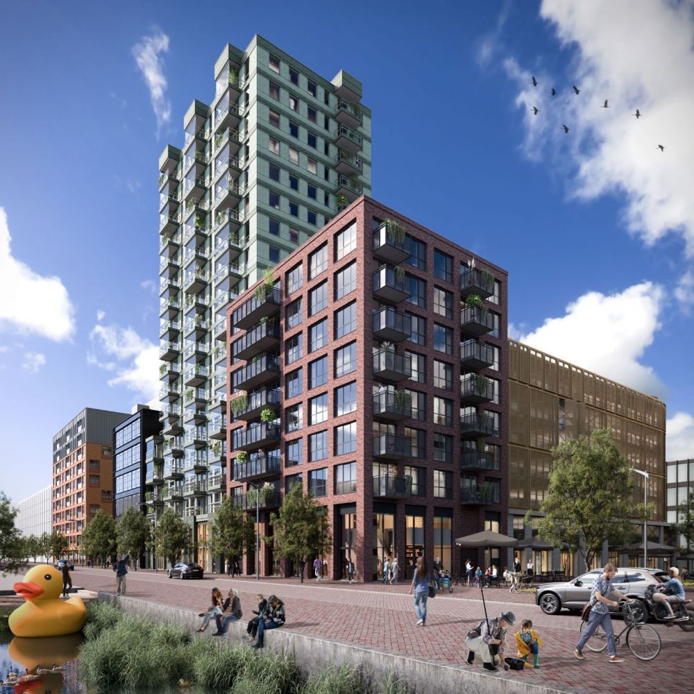 Flatgebouwen van rood, blauw en geel aan water met een eend in het water en mensen