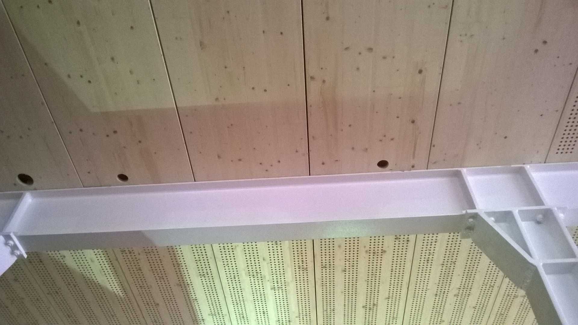 Dakelementen met witte metalen steun