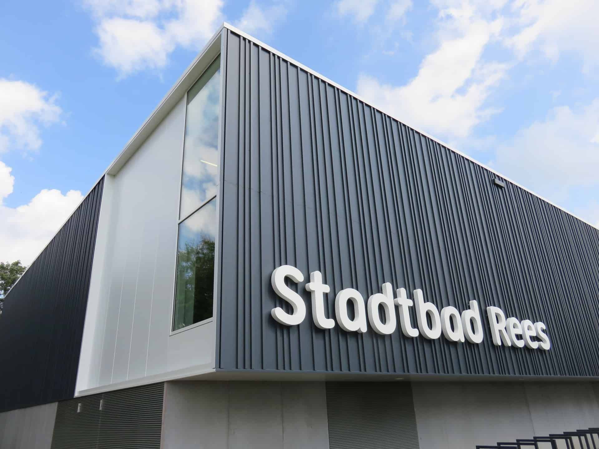 Zwart met grijs gebouw van onderaanzicht