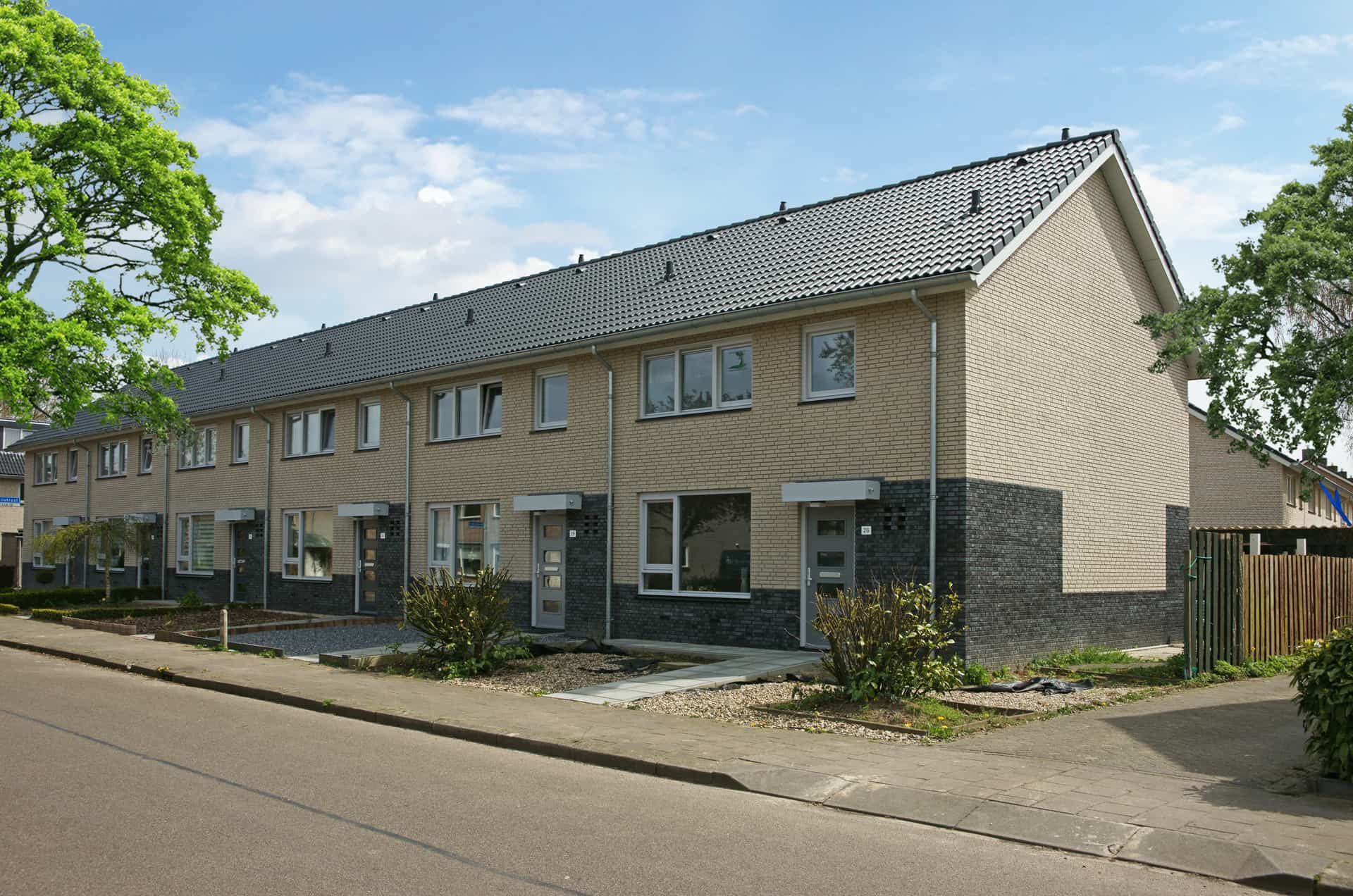 Wit met zwarte rijtjeshuizen met voortuin