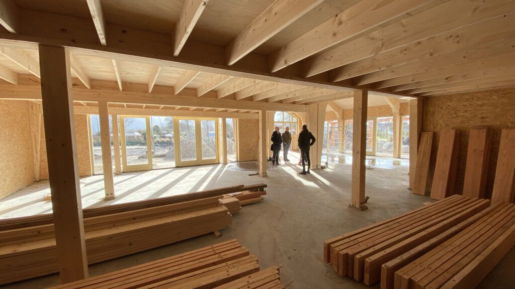 Houten gebouw in aanbouw van binnen