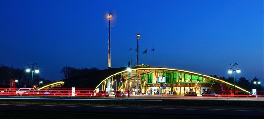 Een verlicht tankstation