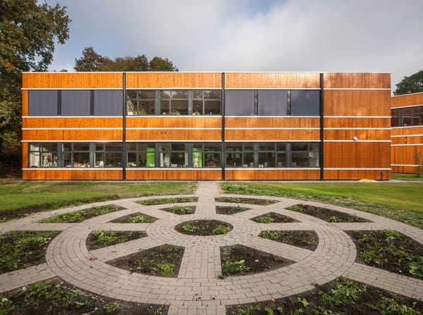 Nieuwbouw Amersfoortse Berg met een patroon aan tegels en groen