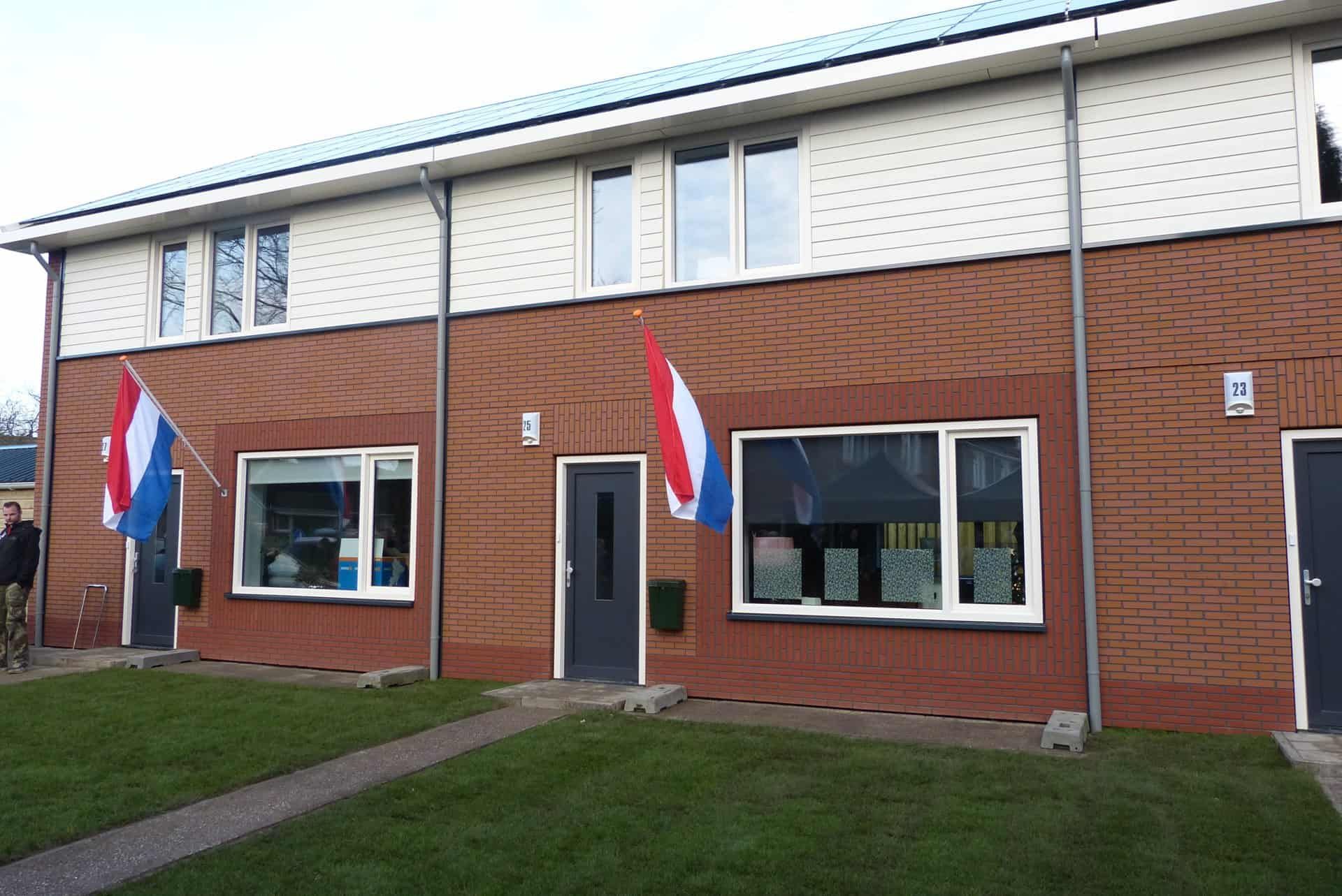 Rood met witte woningen waar de vlag uit hangt