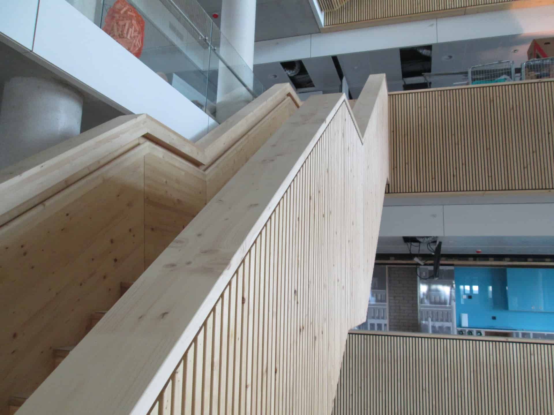 houten trap in wit gebouw
