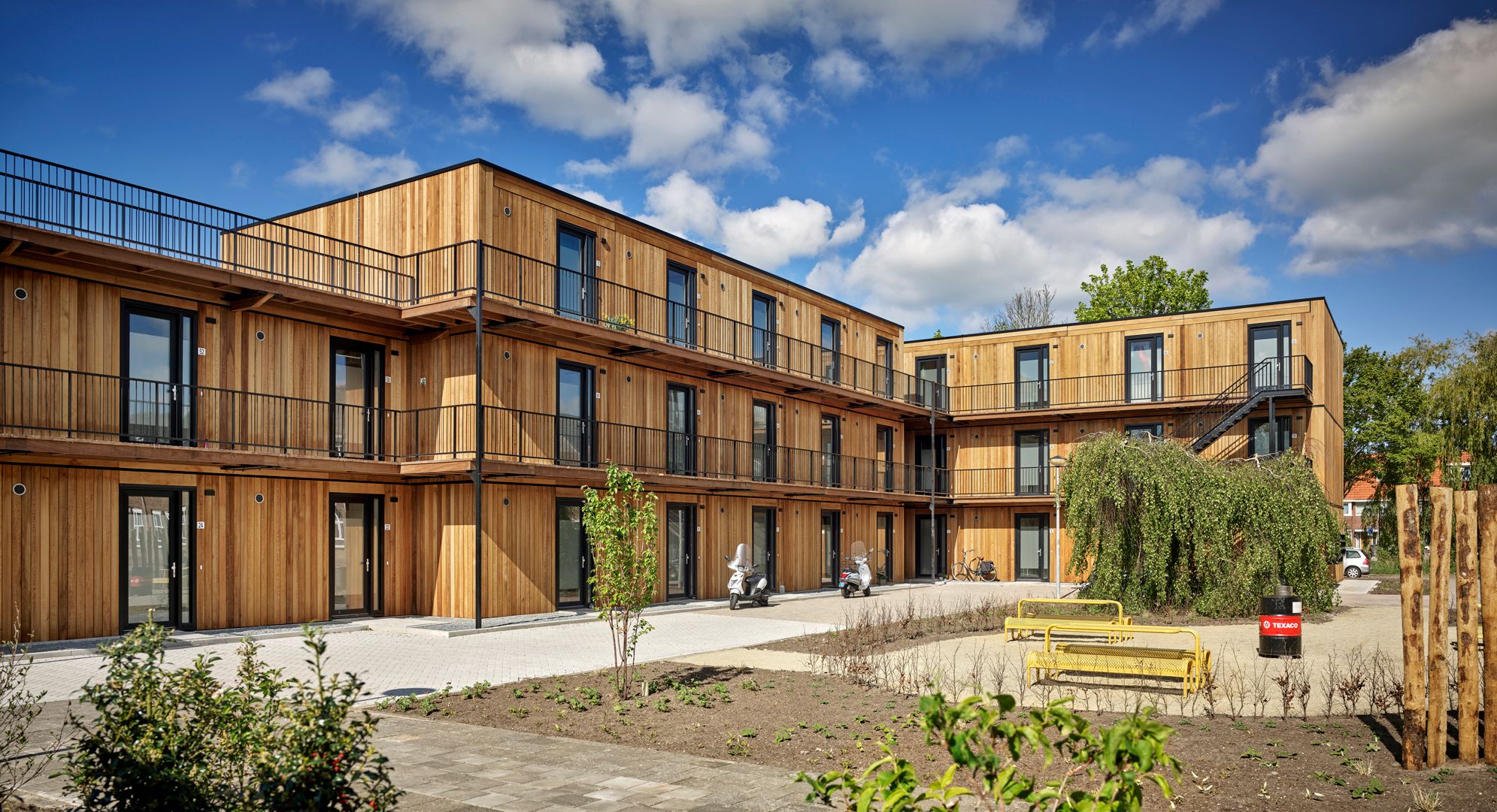 Binnenplaats houten woonstudio's