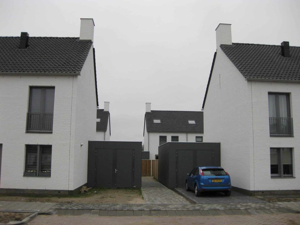 Witte huizen met zwarte garages