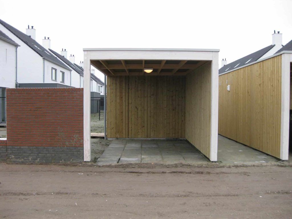 Carport van hout met witte balken