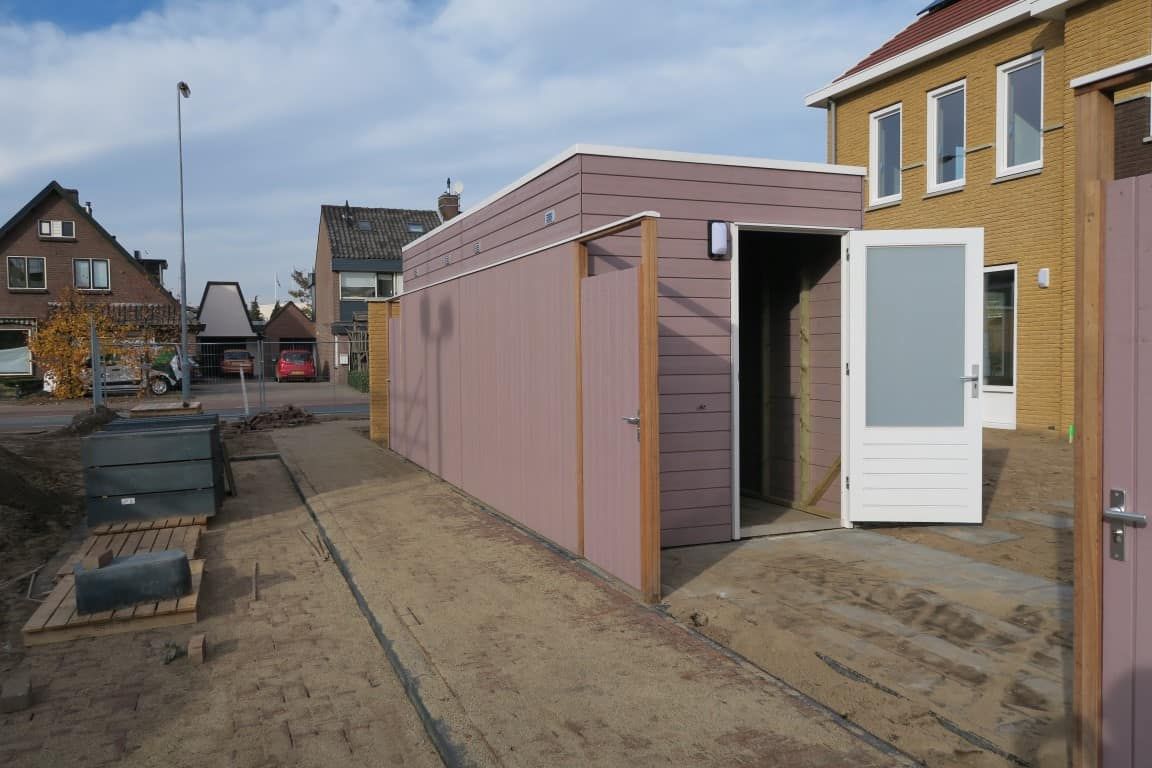 Roze houten schuur op zand