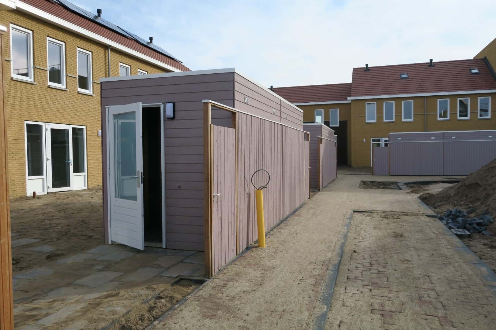 Roze schuur van hout in aanbouw