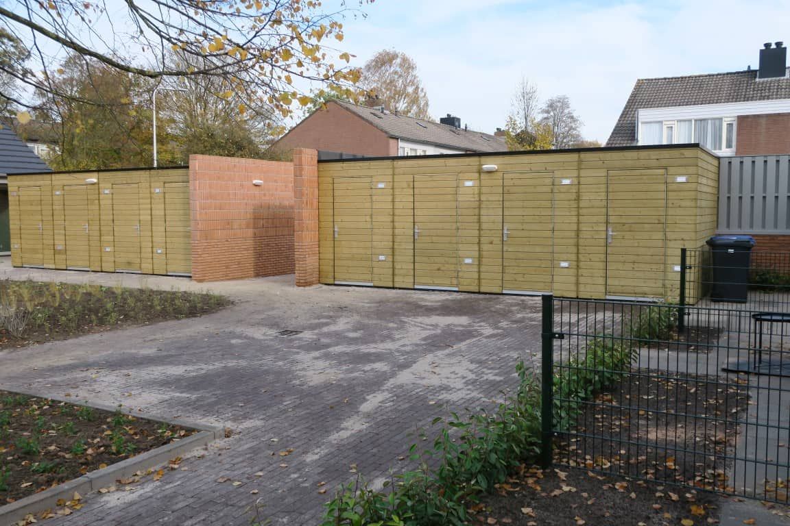 Achterkant met deuren van houten bergingen
