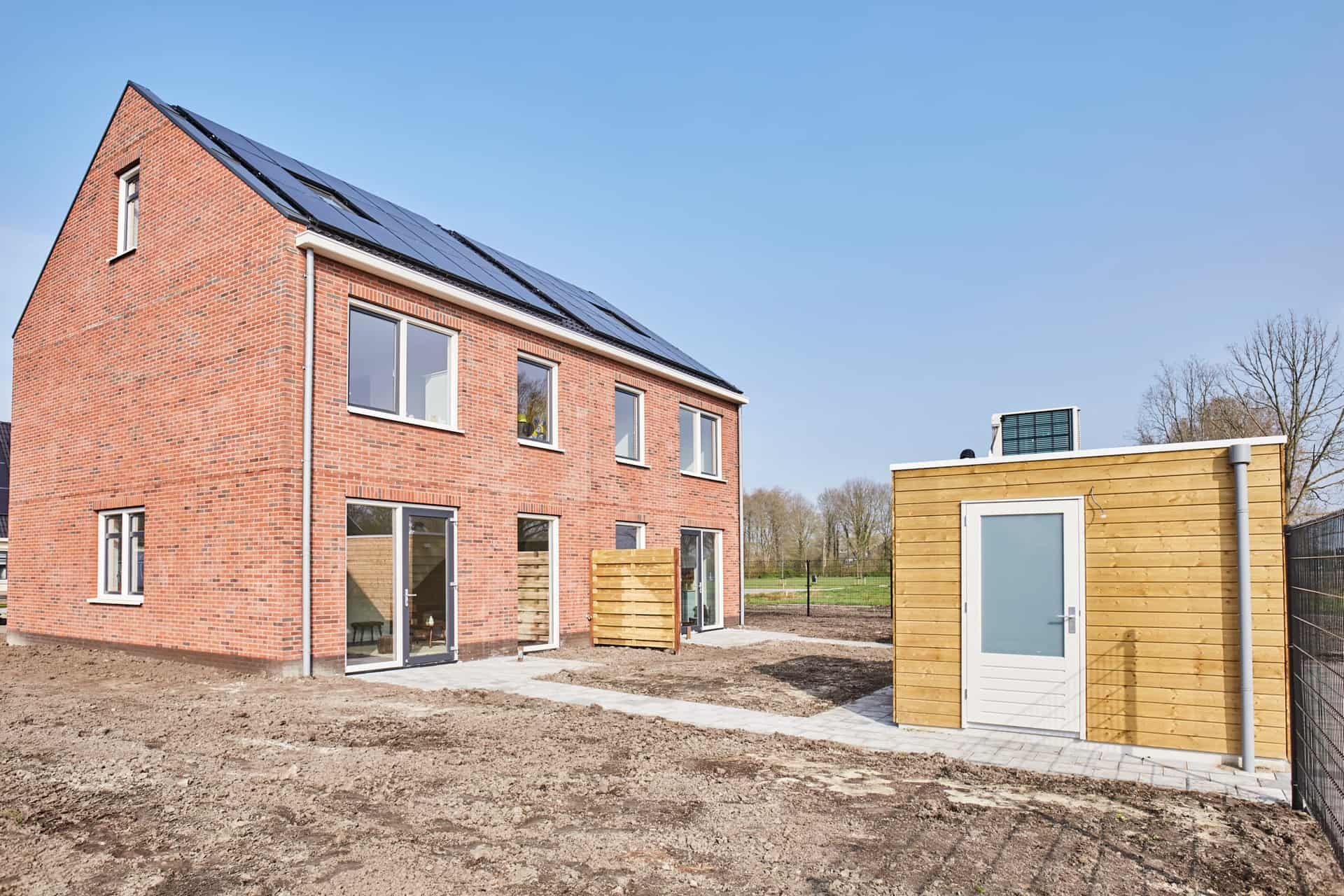 Houten berging in een lege tuin in aanbouw