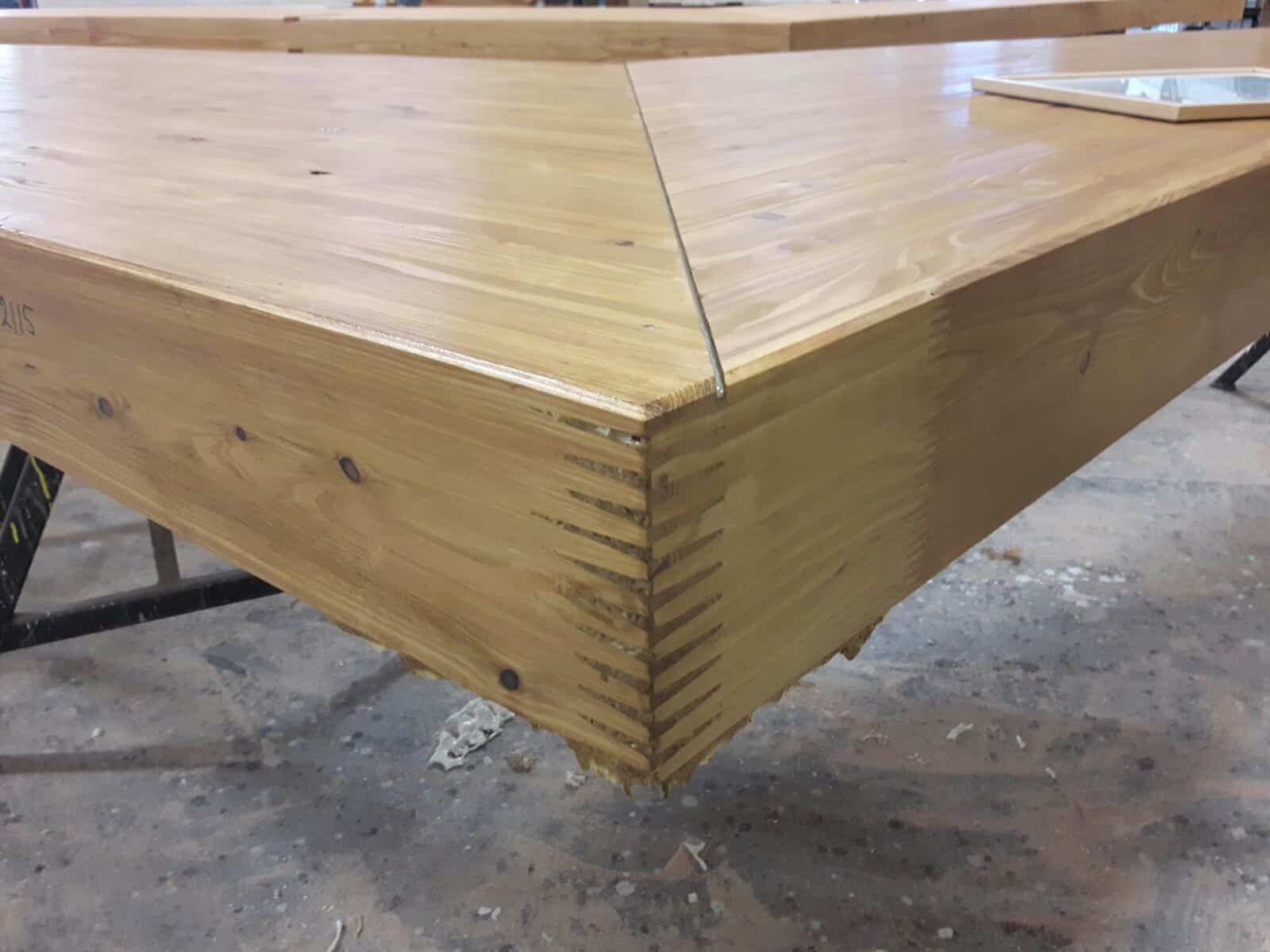 De hoek van een houten tafel