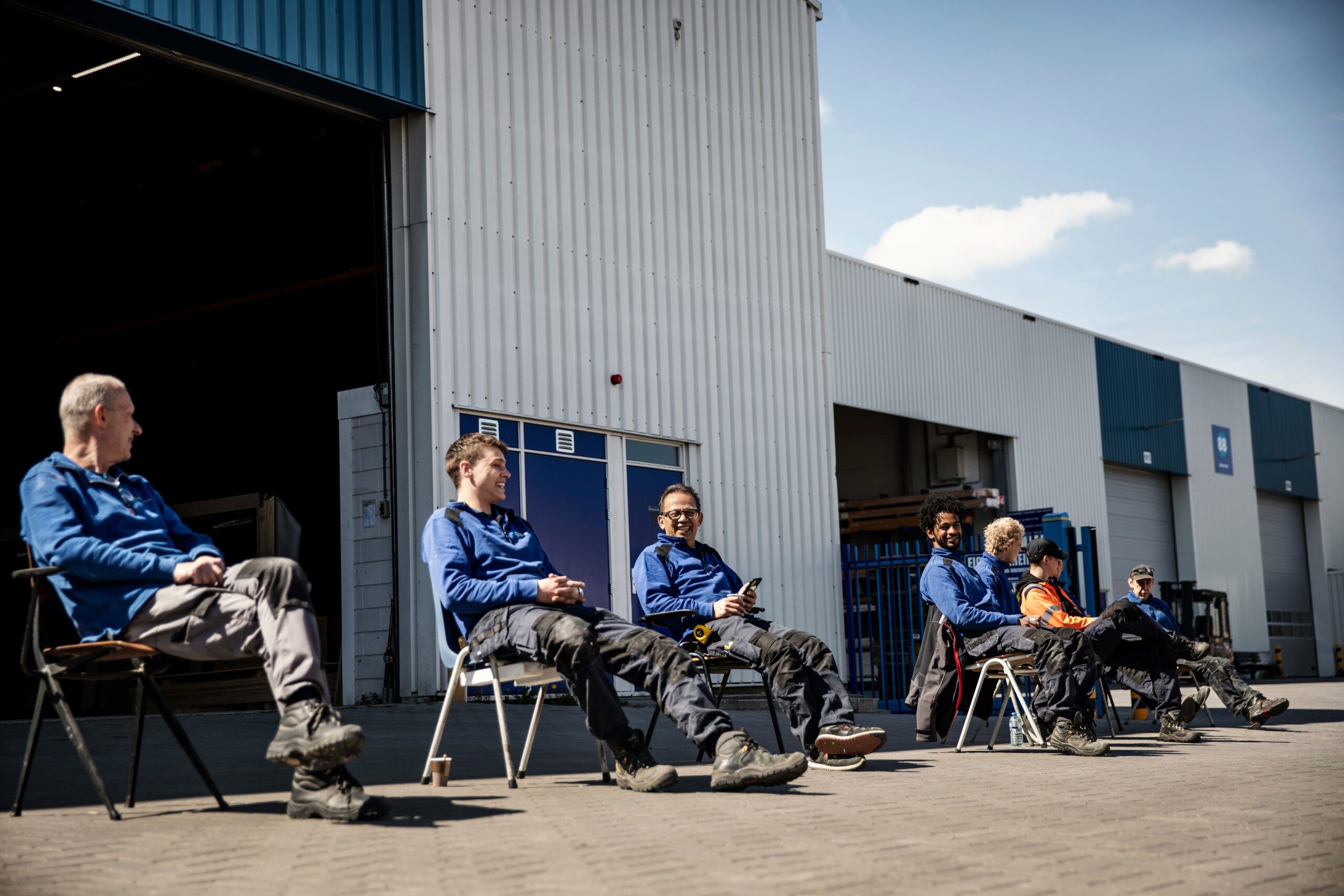 Collega's praten met elkaar buiten in de pauze