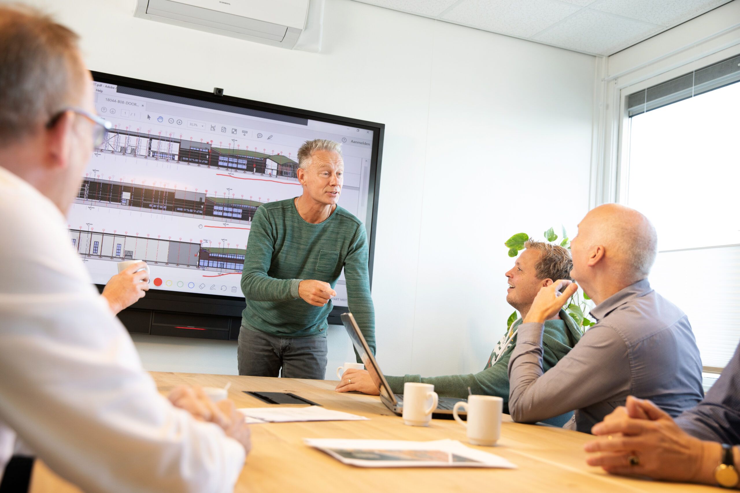 Man geeft presentaties aan zijn collega's voor een bord