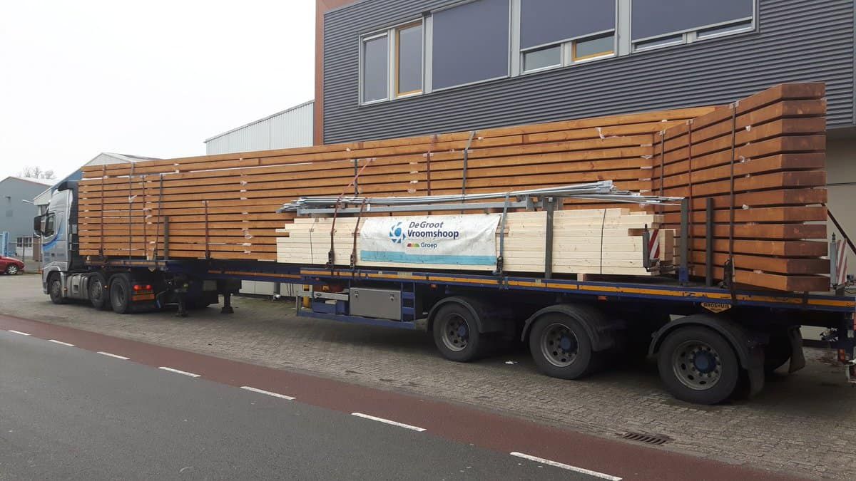 Levering van hout op een vrachtwagen
