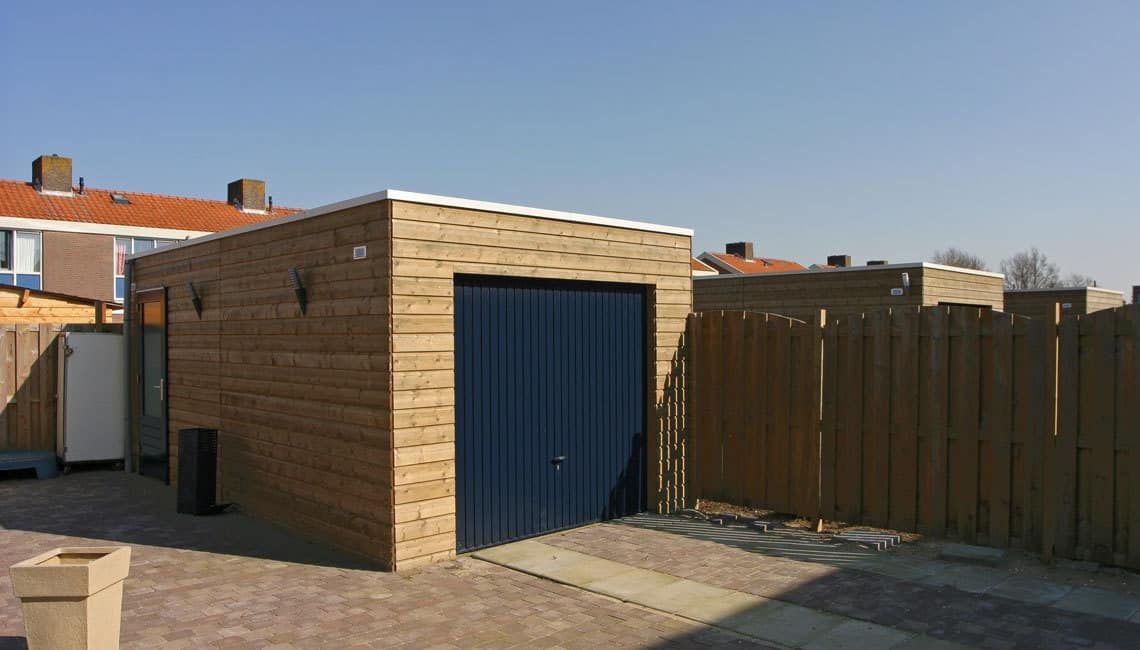 Houten schuur met zwarte deur