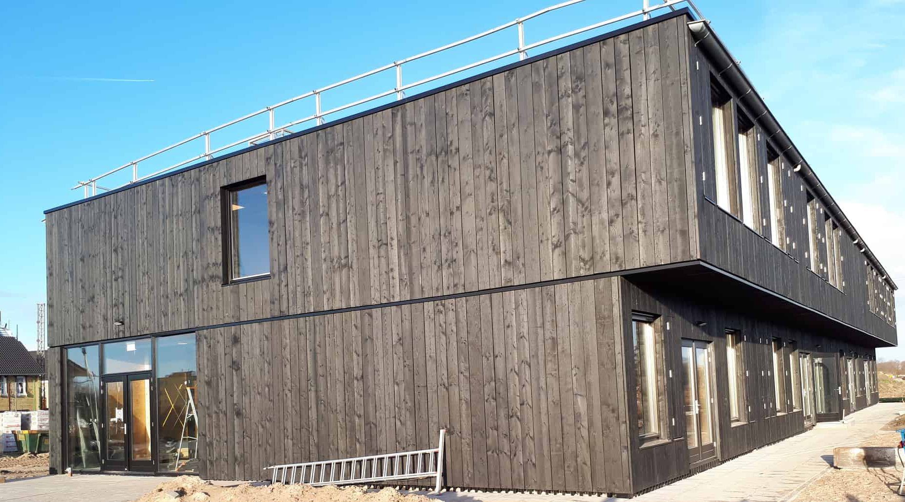 Zwart houten rechthoekig gebouw