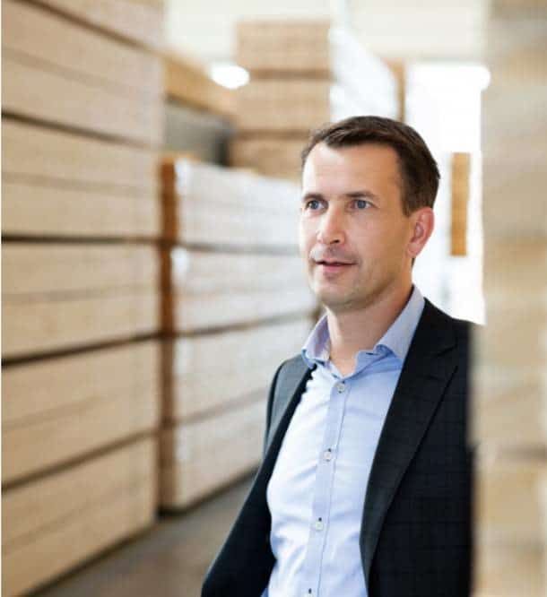 Wilco in een hal met houten balken