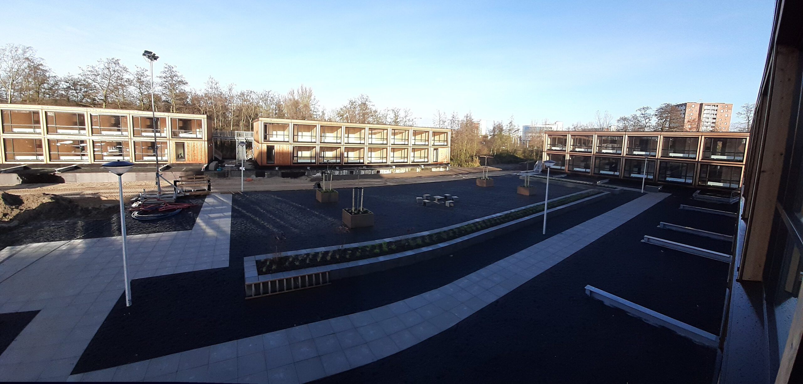 Houten woongebouwen met in het midden een binnenplaats in aanbouw