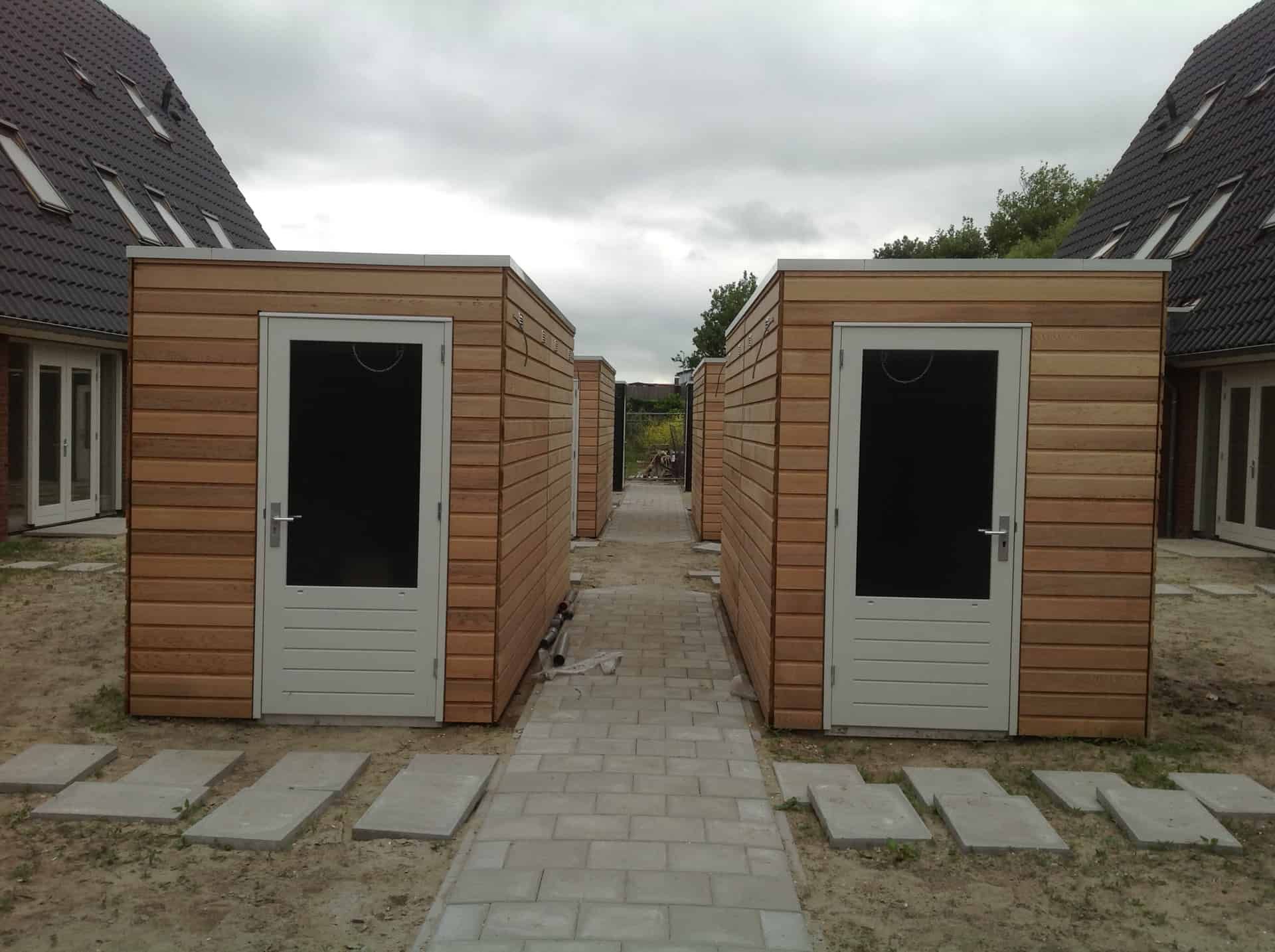Twee bergingen van hout naast elkaar