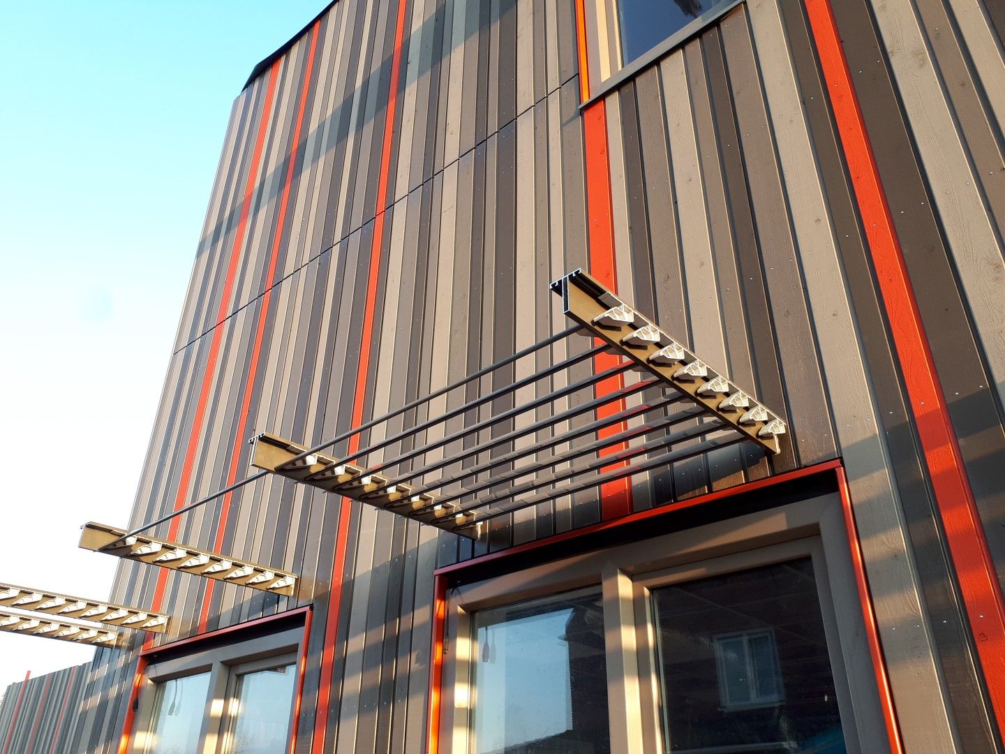 Gebouw met bruin en rode balken