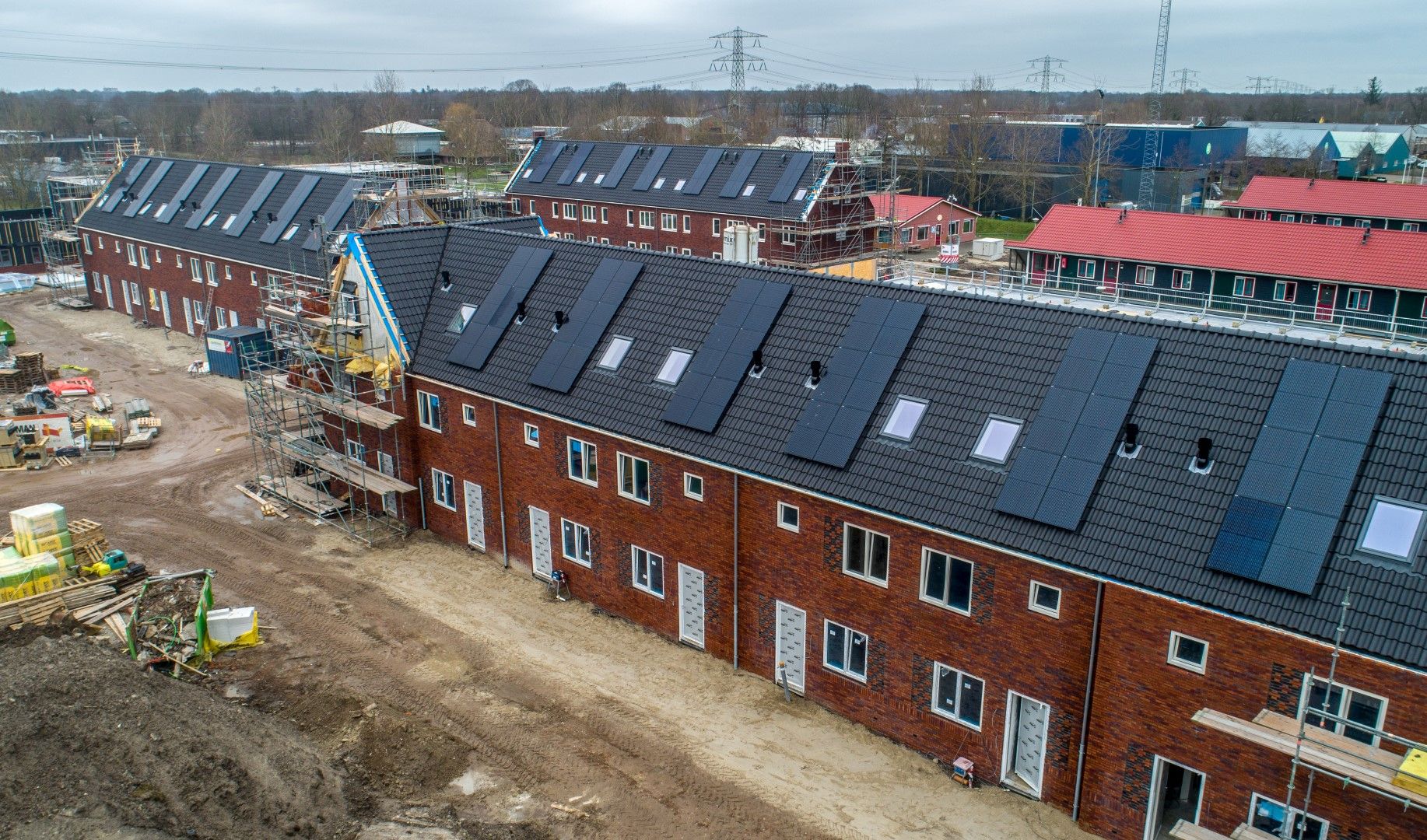 Rode bakstenen rijtjeshuizen met zonnepanelen