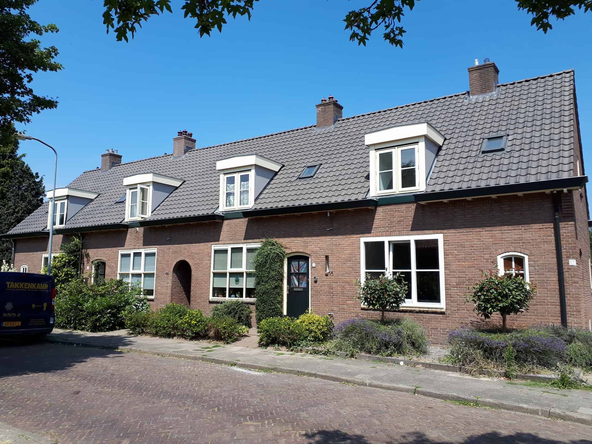 Rijtjeshuis na renovatie met witte, houten dakkapellen