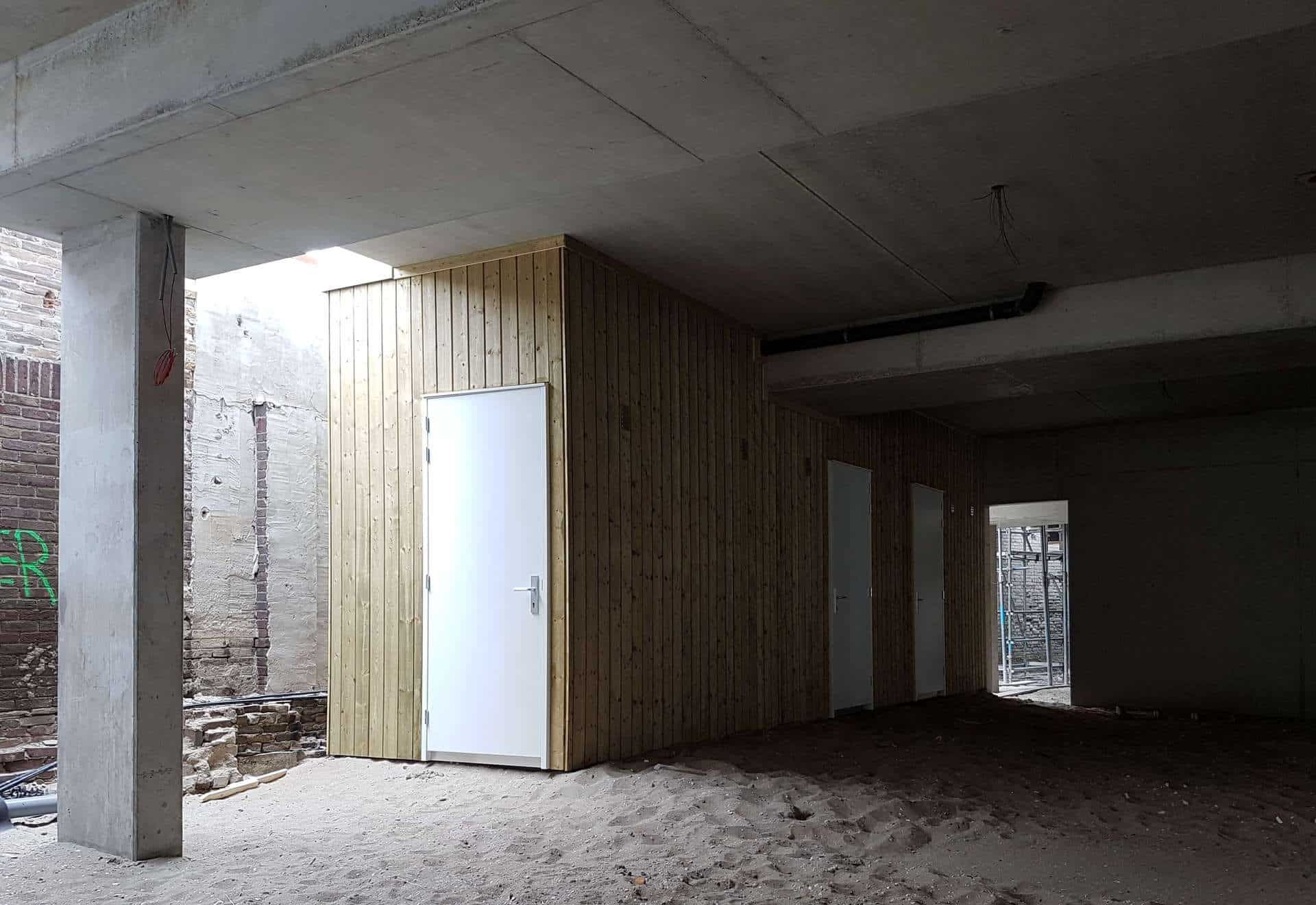 Begane grond open met houten schuurtjes
