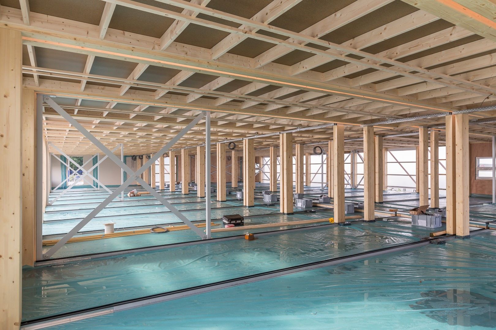 Houten binnenkant met water eronder