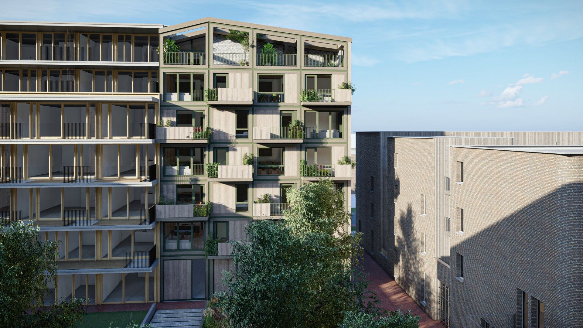 De achterkant van houten appartementencomplex met balkons met groen, en een gedeelte in aanbouw nog met een binnenplaats met bomen