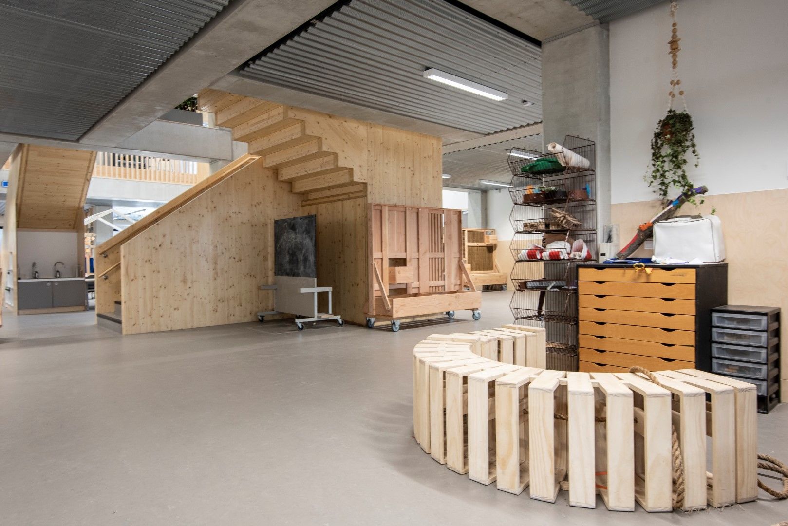 Houten trappen, houten halfrond bankje en opbergplekken