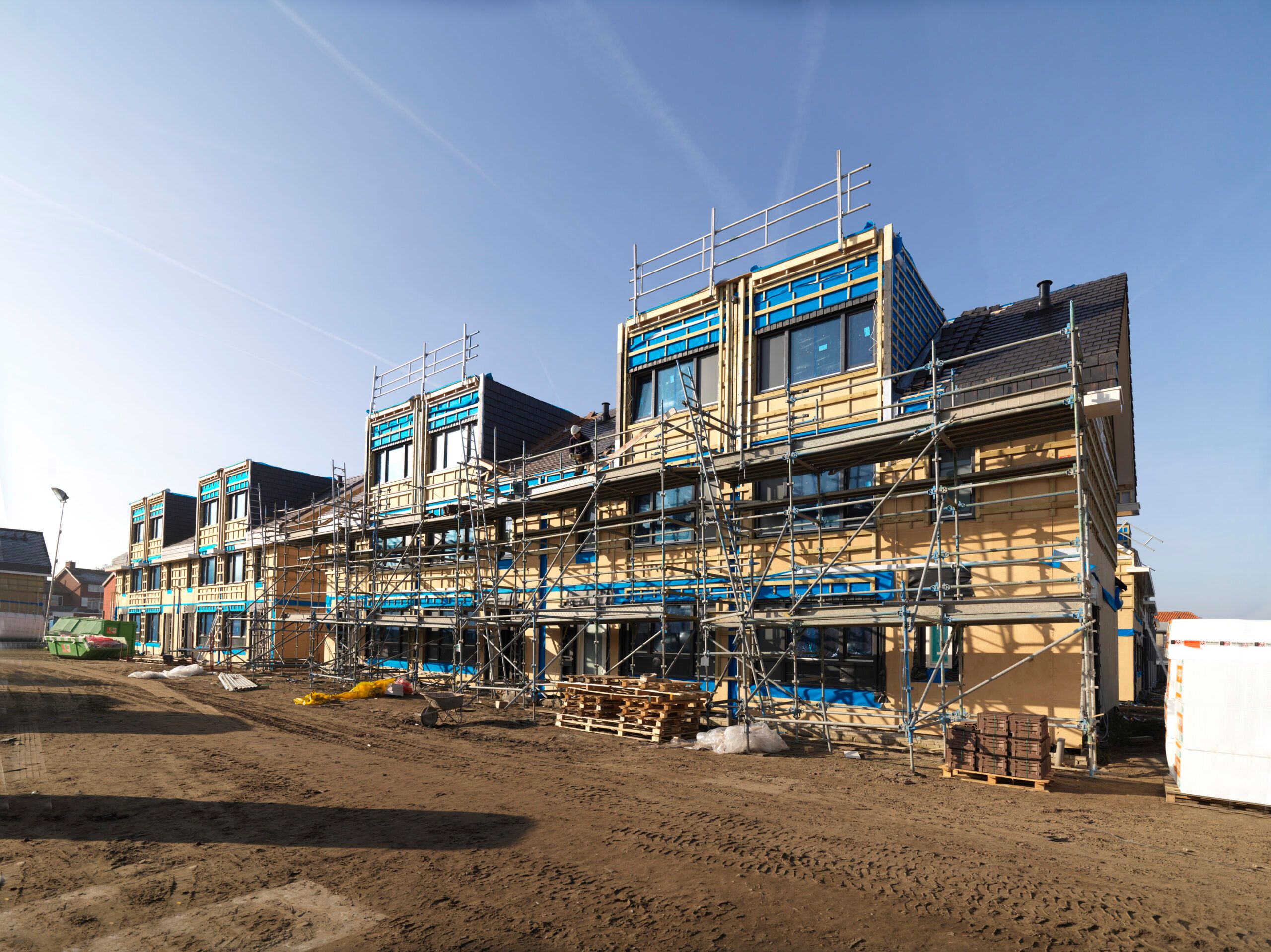 Houten huizen in aanbouw met steigers ervoor