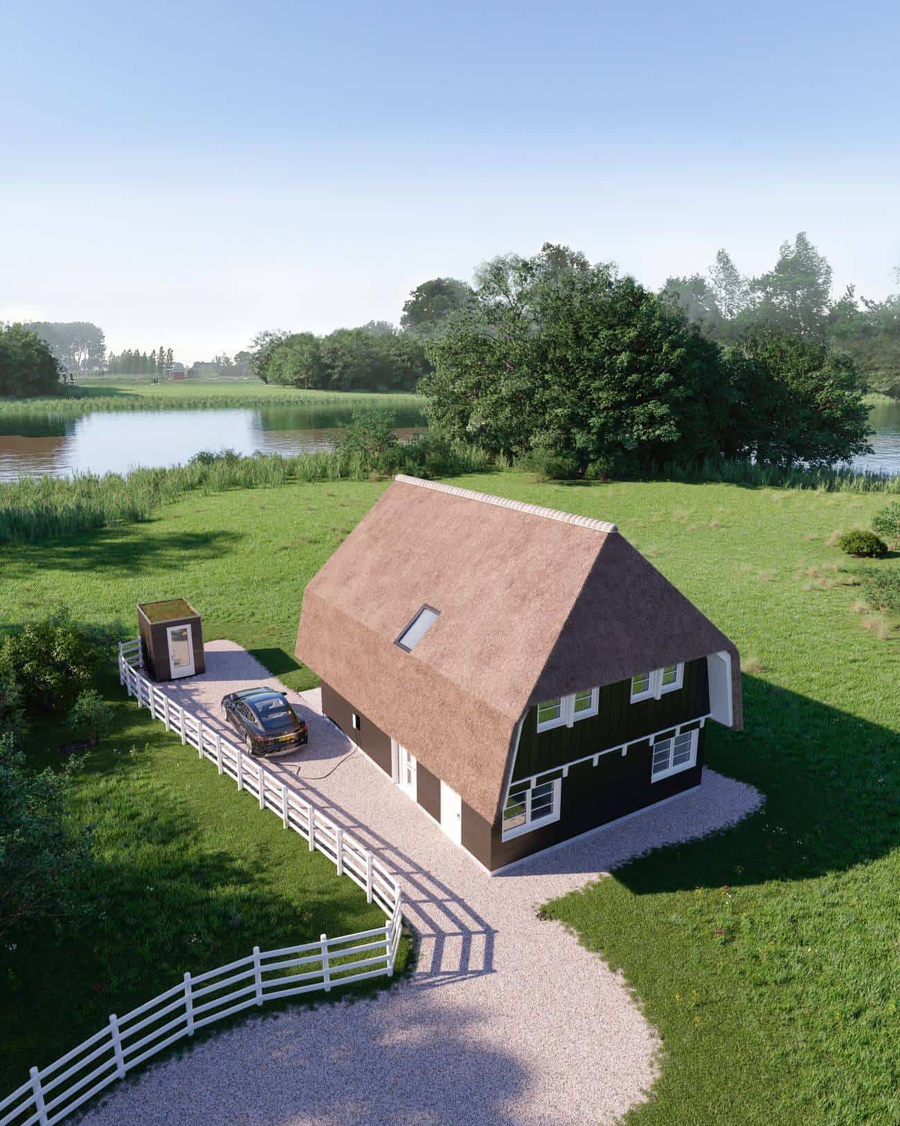 Impressie van een woning met rieten dak op een weiland met water erachter