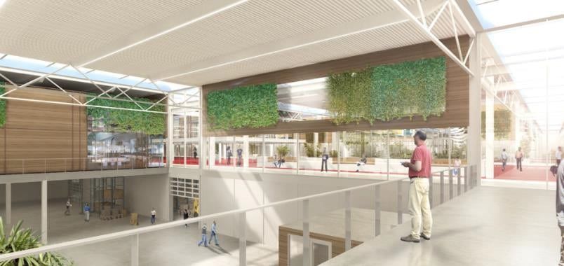 Binnenkant van een groot gebouw met veel groen en witte vloeren en zijkanten met houten details