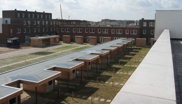 Garages op een rij in een woonwijk