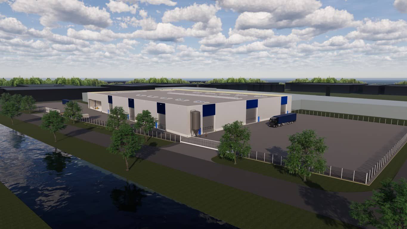 Impressie gebouw wit met vrachtwagen ervoor en bomen met water
