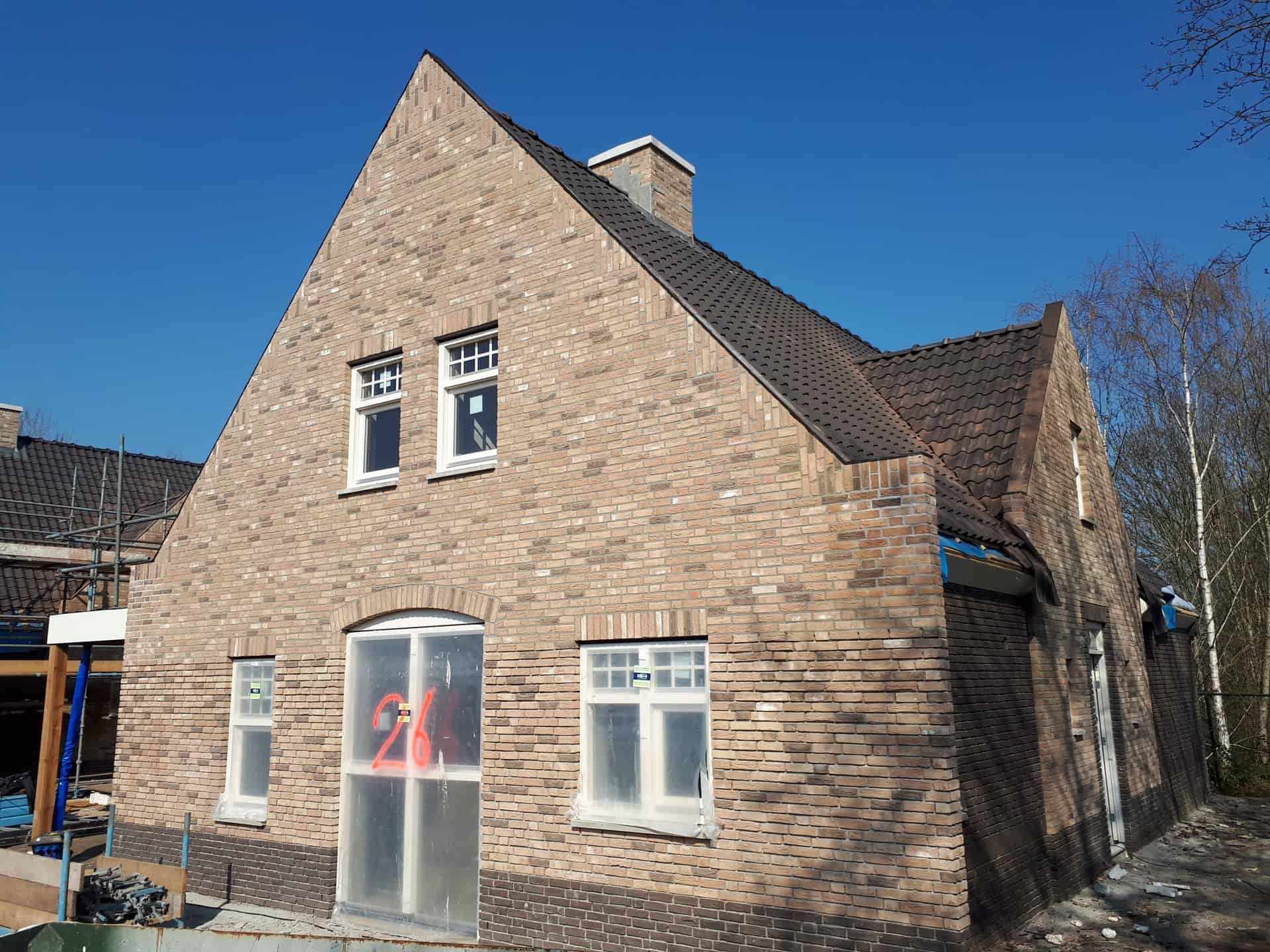 Vakantiehuis met lichtbruine stenen en zwart dak