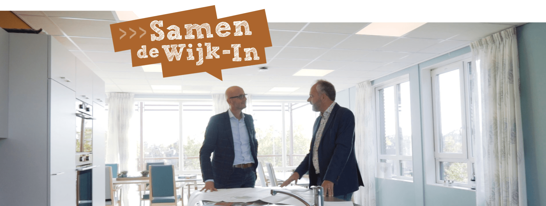 2 zakenmannen in pak in een kantoor met witte details