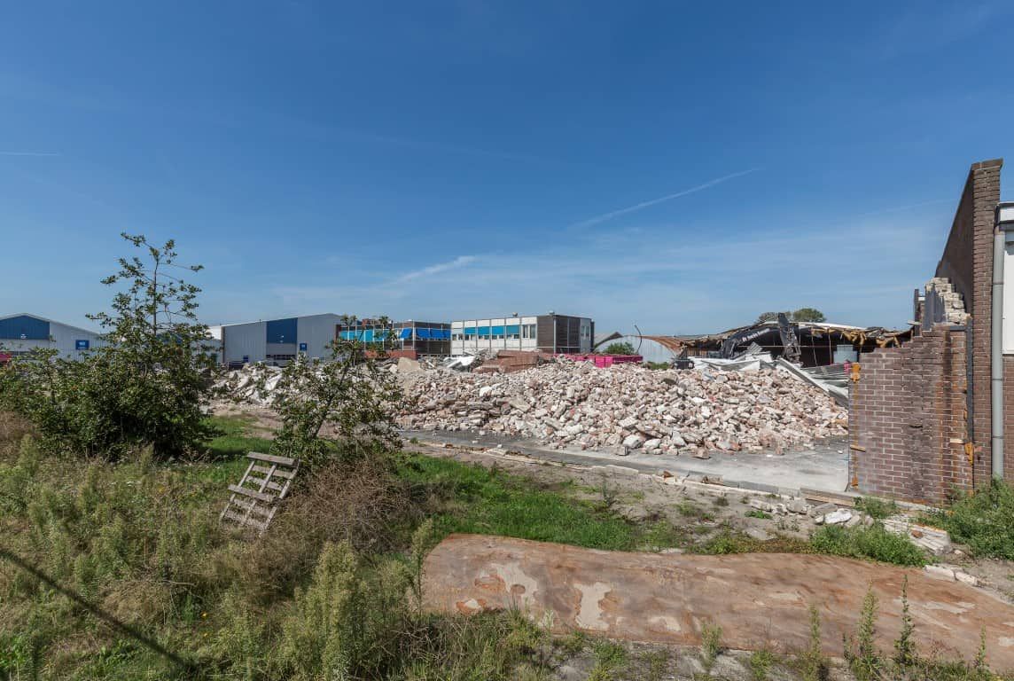 Kapot gebouw die in brokken ligt