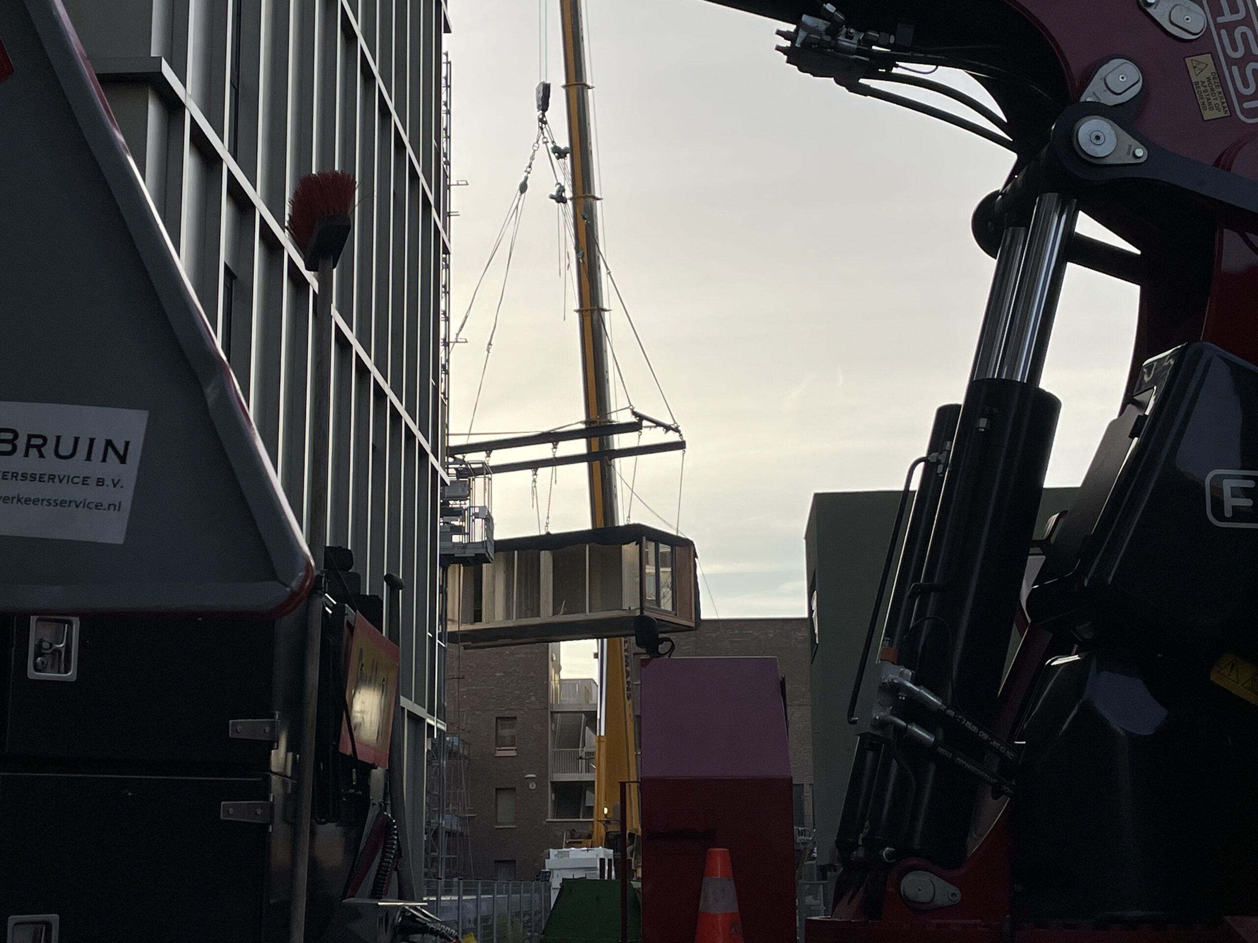 Verplaatsing houten woonmodule aan een kraan